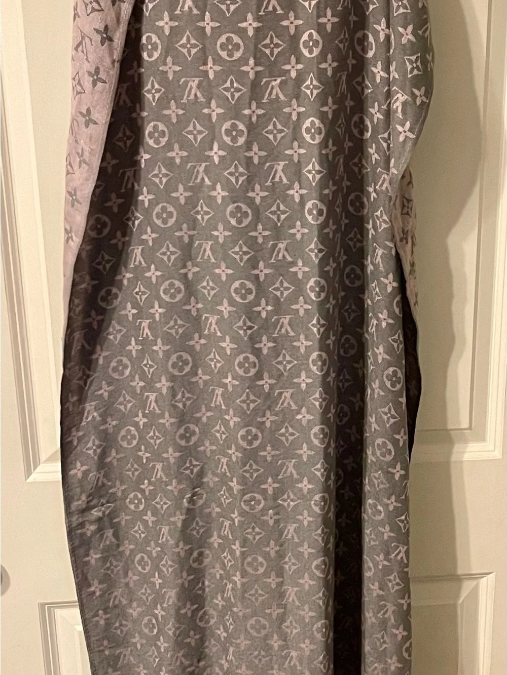 Louis Vuitton Monogram Reykjavik Reversible Shawl Scarf Pink & Grey LV Paris